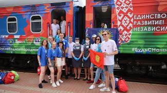 Участники проекта &quot;Республиканский молодежный поезд #БеларусьМолодежьЕдинство&quot; на железнодорожном вокзале в Гродно