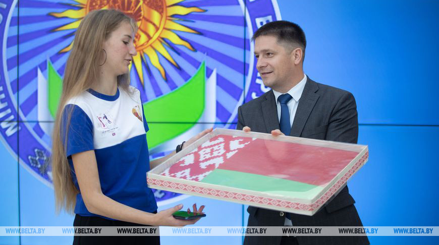 Александр Кадлубай вручает государственный флаг Республики Беларусь капитану сборной Марии Хвост