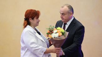 Иван Маркевич награждает Наталью Измайлову