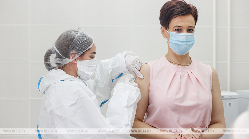 Главный врач 11-й городской поликлиники Ирина Болдырева во время вакцинации