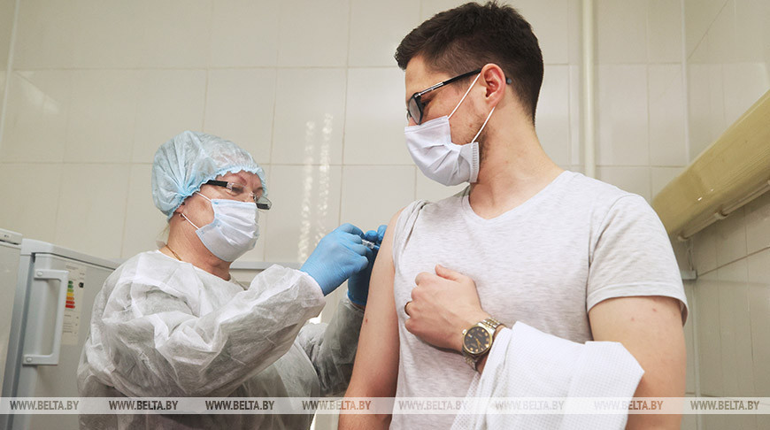 Процедурная медсестра Лариса Деменчук проводит вакцинацию