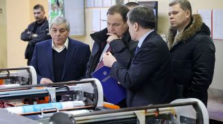 Роман Головченко во время посещения предприятия