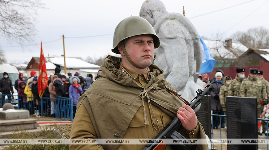 Боец поискового отряда Олег Миргунов во время церемонии