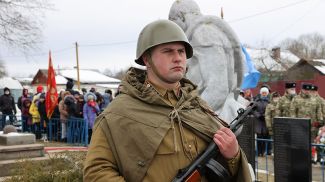 Боец поискового отряда Олег Миргунов во время церемонии