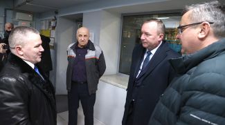 Леонид Мартынюк во время встречи с рабочими предприятия