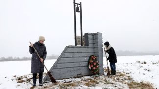 Памятный знак на месте сожженной деревни Лычнево