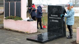 Во время благоустройства у мемориального комплекса в деревне Красница Быховского района