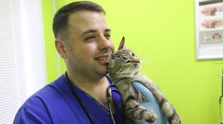 Ветеринарный врач Павел Жульпа с кошкой Лапой