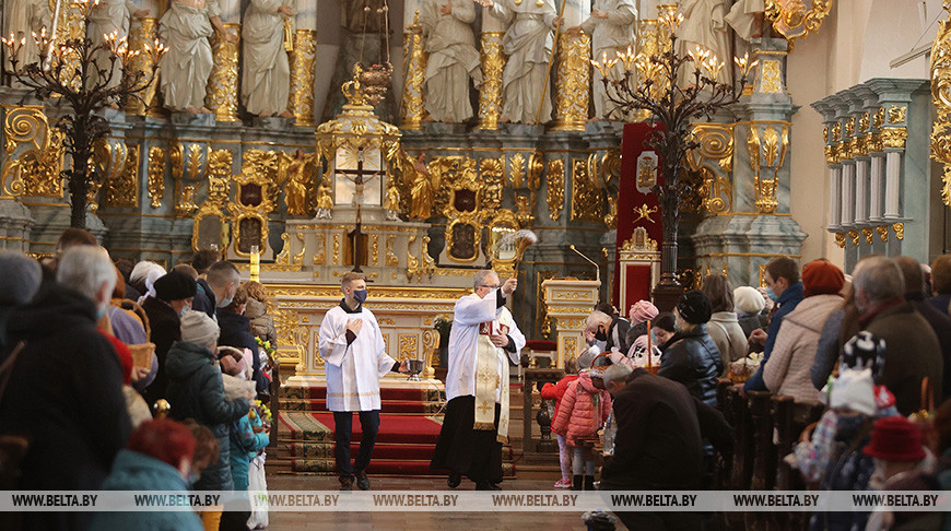 Настоятель костела Святого Франциска Ксаверия Ян Кучинский освящает Пасхальную пищу