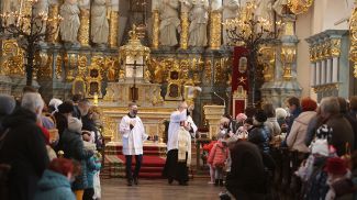 Настоятель костела Святого Франциска Ксаверия Ян Кучинский освящает Пасхальную пищу