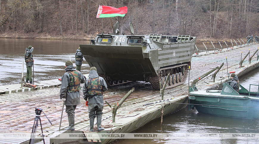 Военнослужащие понтонно-мостового батальона 557-й инженерной бригады навели понтонный мост