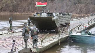 Военнослужащие понтонно-мостового батальона 557-й инженерной бригады навели понтонный мост