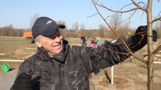 Председатель горисполкома Владимир Цумарев во время субботника