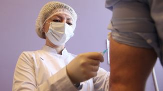 Медицинская сестра общей практики центральной районной поликлиники Лидской ЦРБ Ольга Тропило проводит вакцинацию
