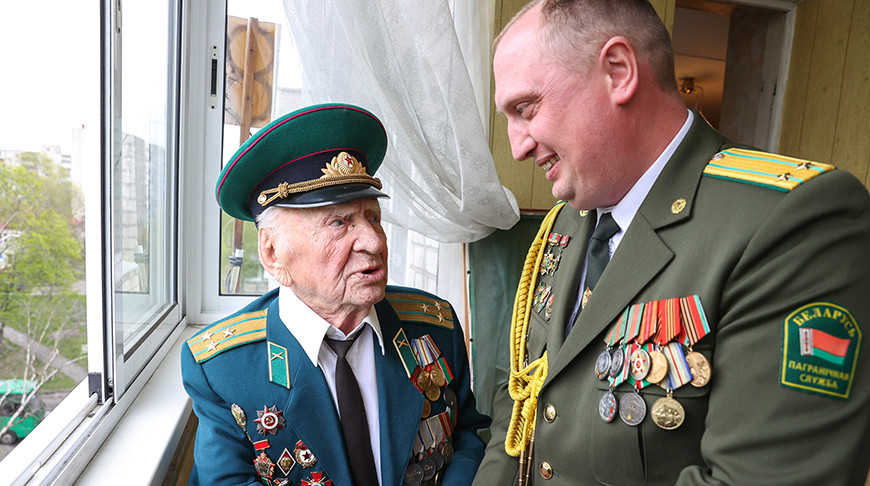 Брестские пограничники и таможенники поздравляют ветеранов с Днем Победы