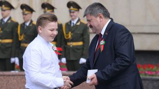 Председатель Гомельского облисполкома Геннадий Соловей вручает билеты и значки БРСМ