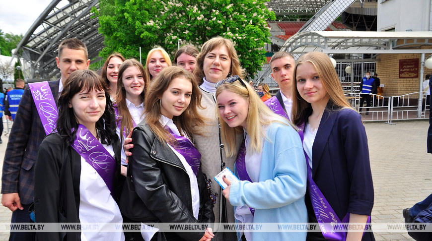 Наталья Савицкая со своими выпускниками