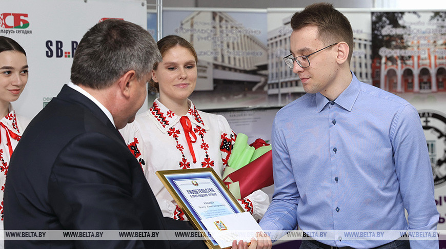 Геннадий Соловей вручает премию студенту Гомельского государственного технического университета имени П.О. Сухого Олегу Кнышу