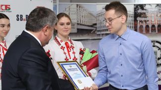 Геннадий Соловей вручает премию студенту Гомельского государственного технического университета имени П.О. Сухого Олегу Кнышу