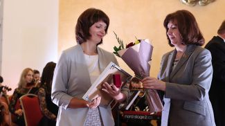 Председатель Совета Республики Наталья Кочанова награждает главную медицинскую сестру городского клинического психиатрического диспансера Светлану Мороз