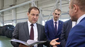 Роман Головченко во время посещения Оршанского инструментального завода