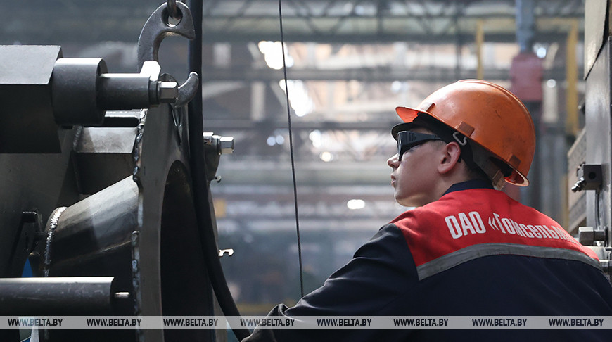 Выпускник Гомельского государственного автомеханического колледжа Кирилл Пинкин во время обработки детали для ротора зерноуборочного комбайна
