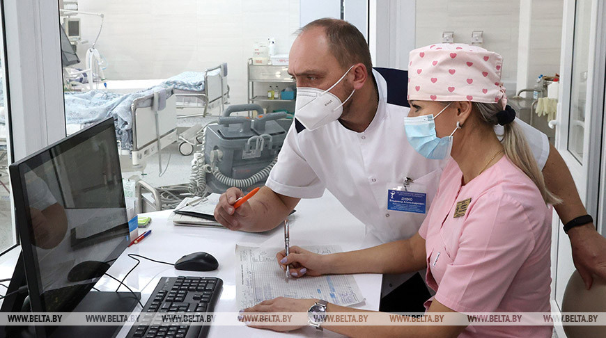Врач - анестезиолог-реаниматолог Владимир Дудко и медсестра-анестизист Наталья Дашкович