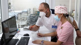 Врач - анестезиолог-реаниматолог Владимир Дудко и медсестра-анестизист Наталья Дашкович