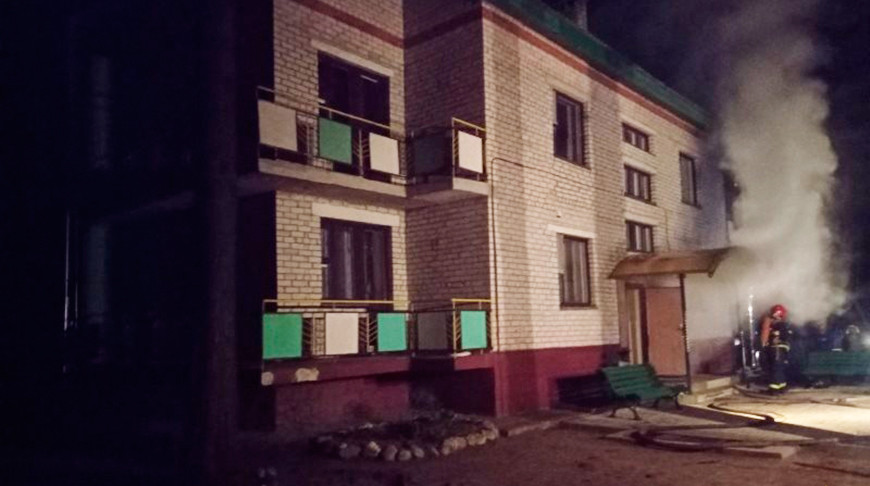 Пожар в здания базы отдыха. Фото Витебского областного управления МЧС