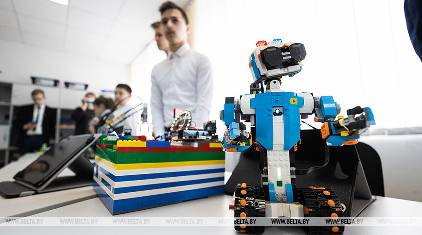 Во время открытого урока учащиеся демонстрируют достижения в робототехнике.