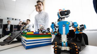 Во время открытого урока учащиеся демонстрируют достижения в робототехнике.