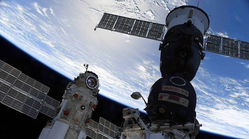 Космический корабль Союз МС-18 "Ю. А. Гагарин" (справа). Фото космонавта Олега Новицкого/ГК "Роскосмос"