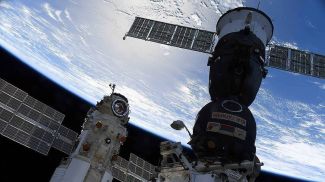 Космический корабль Союз МС-18 &quot;Ю. А. Гагарин&quot; (справа). Фото космонавта Олега Новицкого/ГК &quot;Роскосмос&quot;