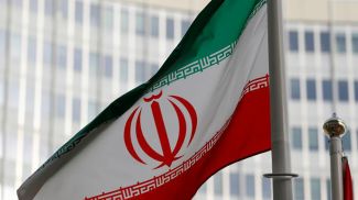 Флаг Ирана у штаб-квартиры МАГАТЭ в Вене. Фото Reuters
