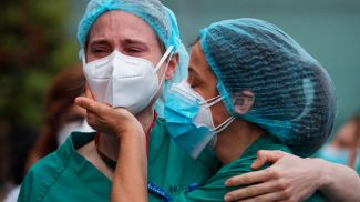 Медики больницы Северо Очоа в пригороде Мадрида скорбят о погибшем от коронавируса коллеге. Фото Reuters