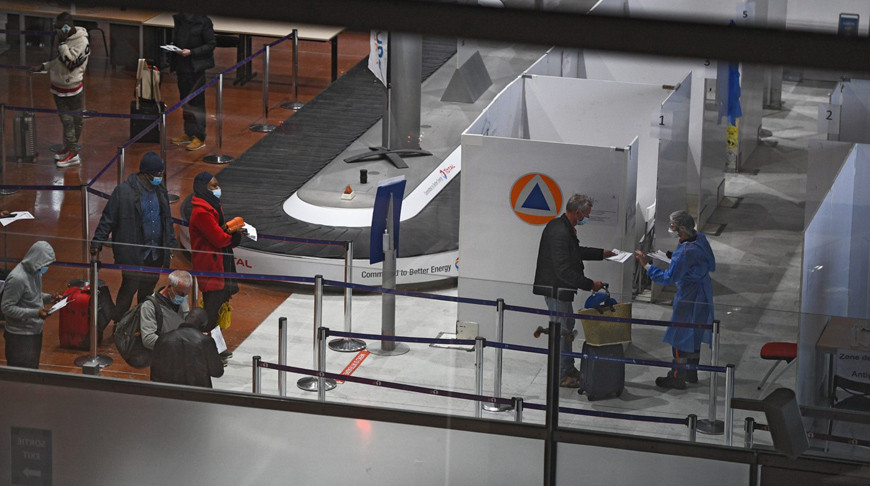 Путешественники предоставляют документы в центре тестирования на Covid-19 в зоне прилета в аэропорту в Париже. Фото Getty Images