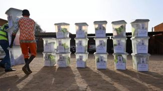 Подготовка урн для голосования в Нигере. Фото rfi.fr