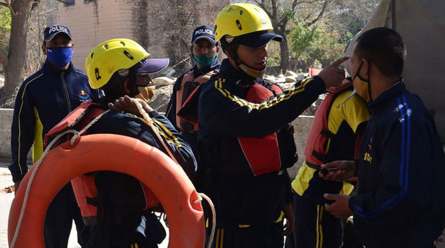 Спасатели, военные и полицейские работали в зоне бедствия. Фото  AFP 