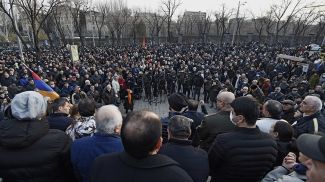 Оппозиционные активисты у здания Национального собрания Армении в Еревaне. Фото РИА Новости