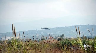 Российский вертолет патрулирует окрестности авиабазы, Сирия. Фото из архива РИА Новости