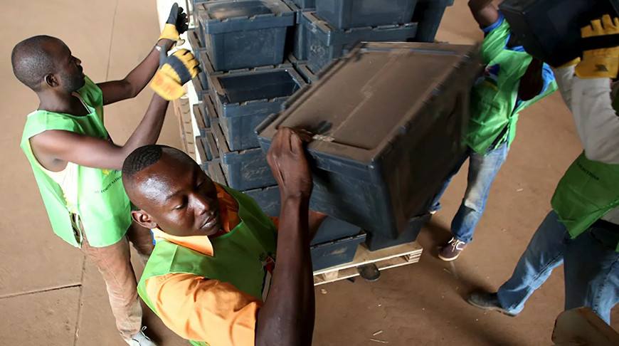 Подготовка ко второму туру выборов. Фото  Reuters 