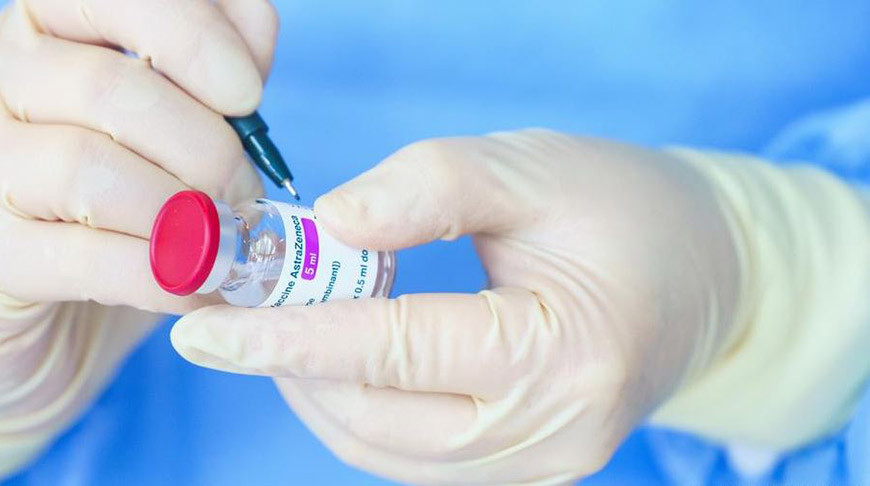 Ампула с вакциной AstraZeneca. Фото picture-alliance.com