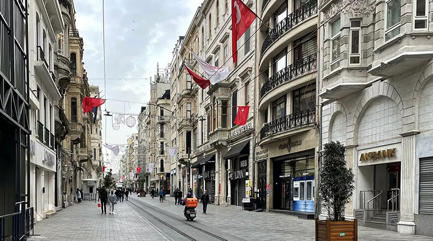 Люди на одной из улиц Стамбула. Фото  РИА Новости 