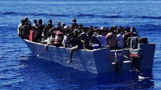 Одна из лодок с мигрантами прибыла на Лампедузу. Фото ANSA