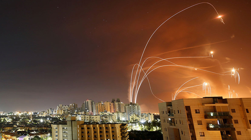 Запущенные из сектора Газа в сторону Израиля ракеты. Фото  Reuters 