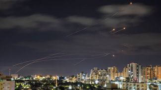 Работа израильской системы ПВО &quot;Железный купол&quot;. Фото Reuters