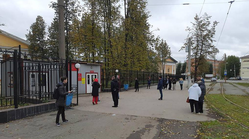 У входа на территорию Пермского государственного университета. Фото ТАСС