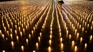 В Берне активисты зажгли около 12 000 свечей в память о жителях Швейцарии, умерших от коронавируса. Фото из архива EPA