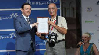 Министр информации Владимир Перцов награждает фотокорреспондента БЕЛТА Александра Хитрова