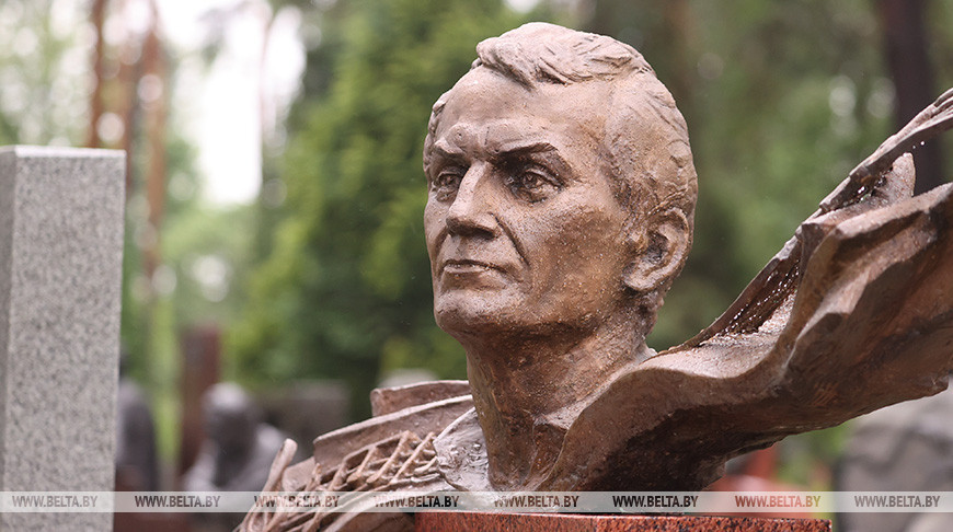 Памятник народному артисту Беларуси Игорю Лученку